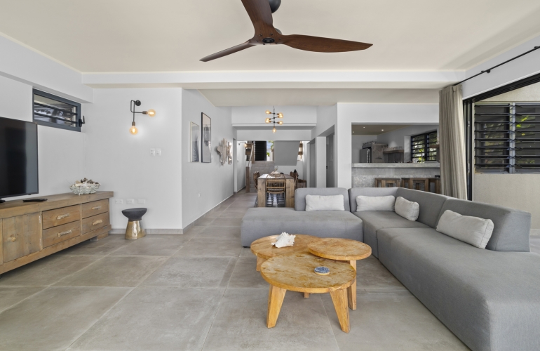 Exclusieve villa aan zee met privéstrand en infinity pool