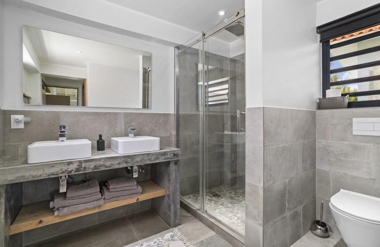 Exclusieve villa aan zee met privéstrand en infinity pool