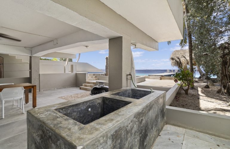 Exclusieve villa aan zee met privéstrand en infinity pool