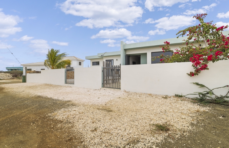 Pos Di Karaña 14 2 huizen op 1 perceel goed verhuurobject Pos Di Karaña 14 2 huizen op 1 perceel goed verhuurobject