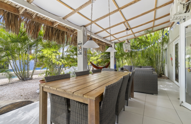 Villa with 3 apartments rental investment private pool &amp; tropical garden