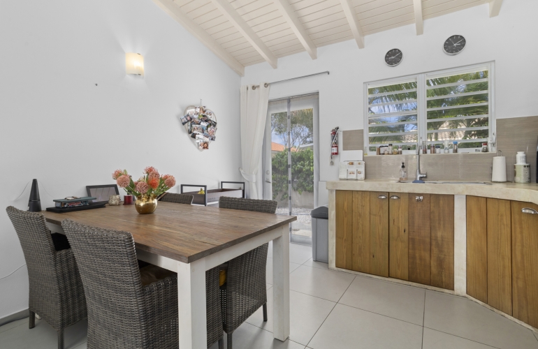 Villa with 3 apartments rental investment private pool &amp; tropical garden