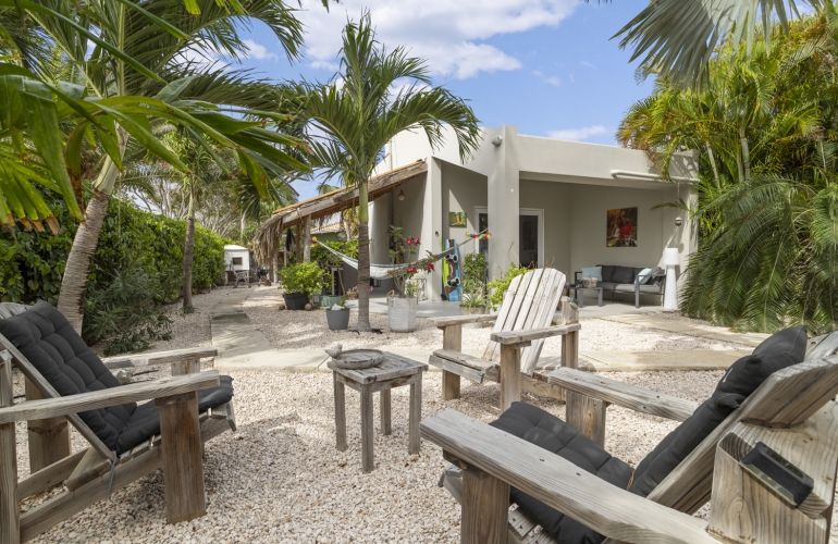 Villa with 3 apartments rental investment private pool &amp; tropical garden