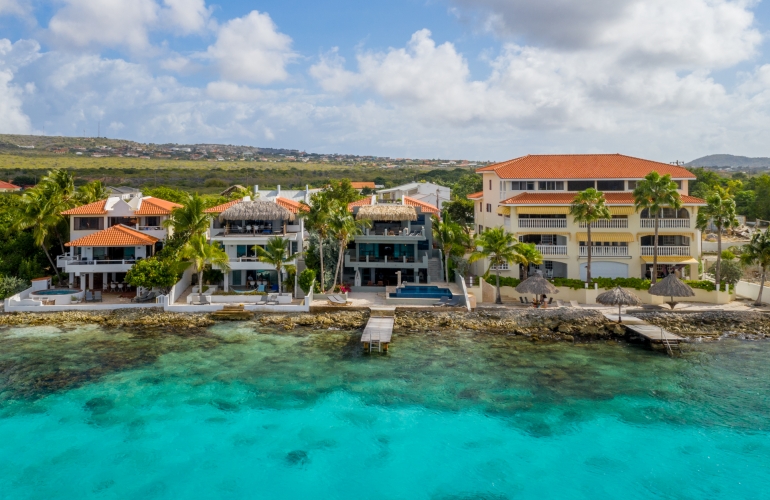Exclusieve villa aan zee met privéstrand en infinity pool