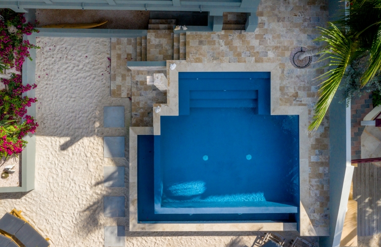 Exclusieve villa aan zee met privéstrand en infinity pool