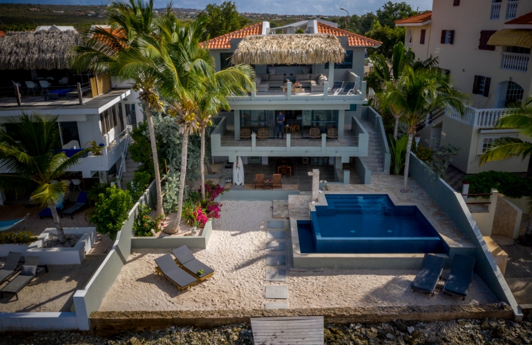 Exclusieve villa aan zee met privéstrand en infinity pool